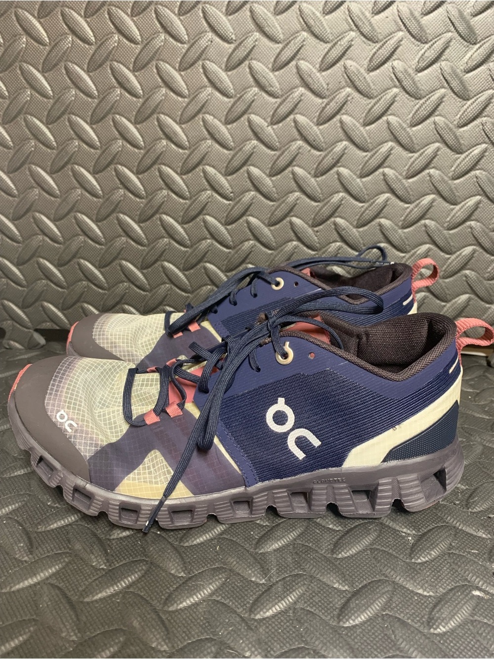 On Running women’s Navy and Pink Low-Top Sneakers; size 7.5